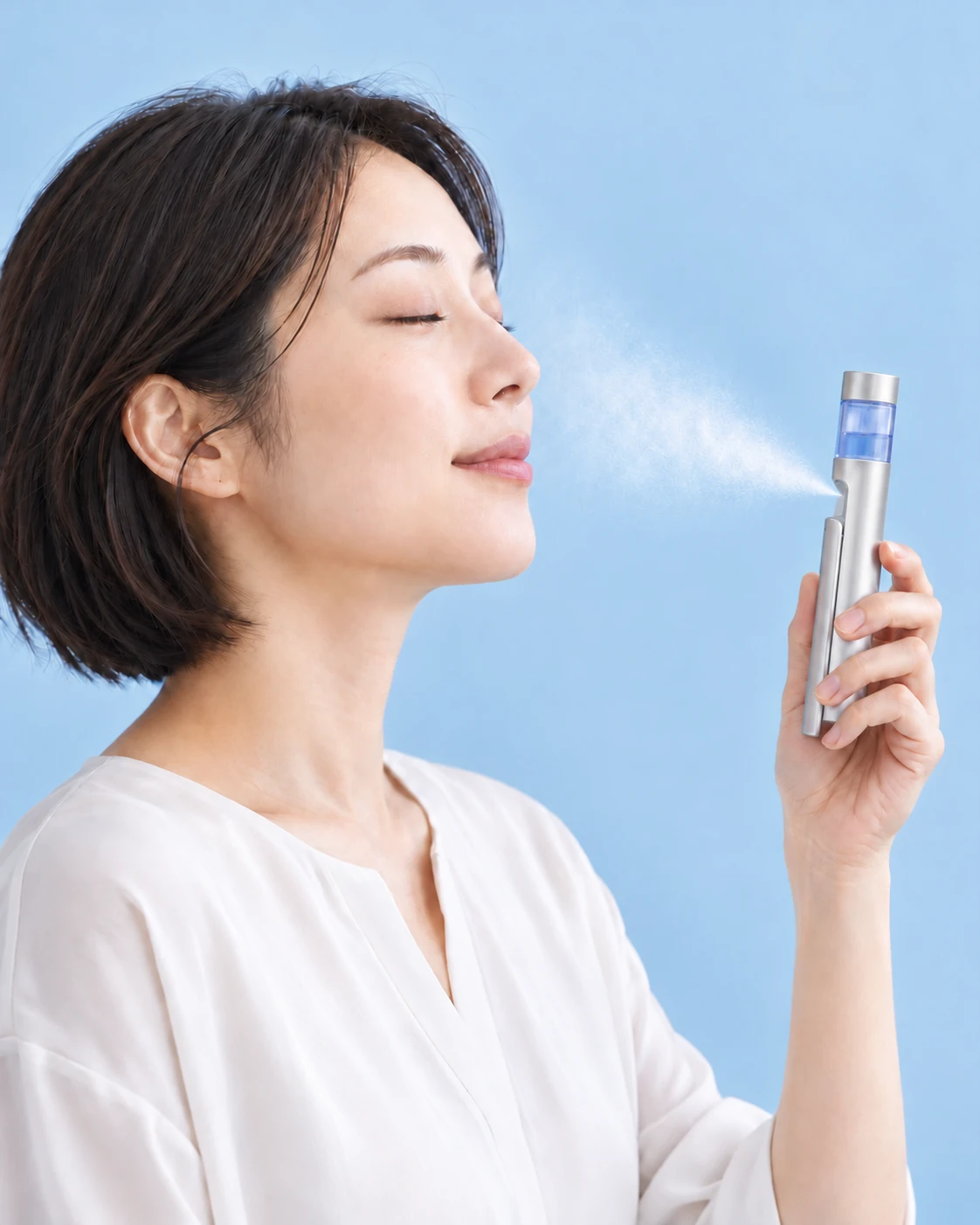 淡い水色の空間で、目を閉じてミストを楽しむ女性。AI生成の使用イメージ。